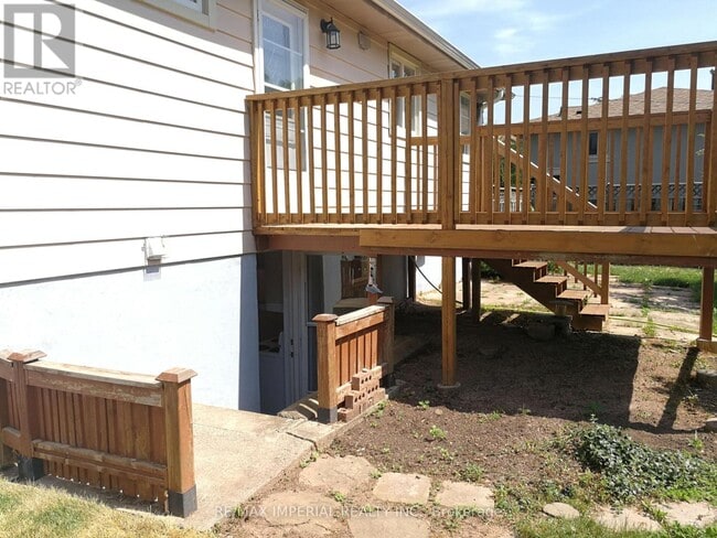 22 Miller Rd in Oakville, ON - Building Photo - Building Photo