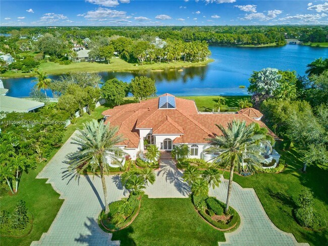property at 2939 Paddock Ln