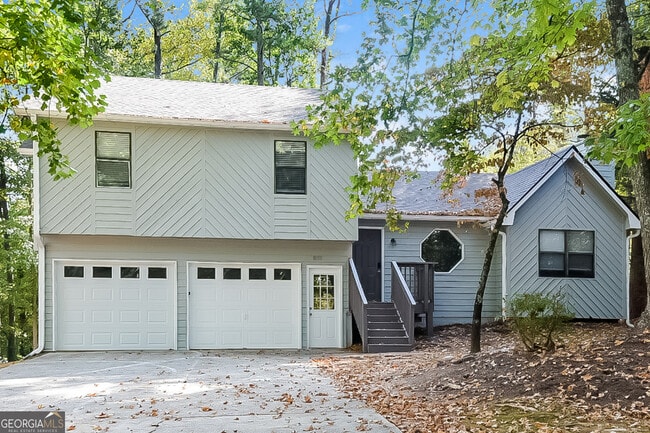 property at 8050 Sumit Wood Dr NW