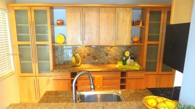 1130 Venetian Way-Unit -# 2FB in Miami Beach, FL - Foto de edificio - Building Photo