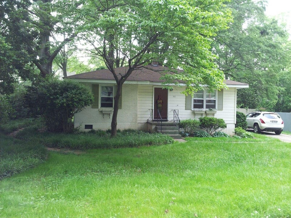 901 McLinden Ave SE in Smyrna, GA - Building Photo