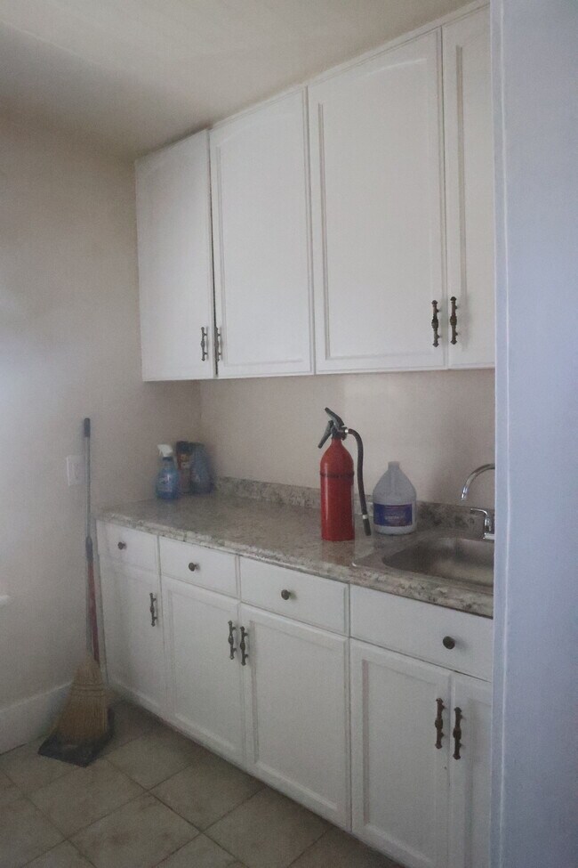 1292 S Dunsmuir Ave in Los Angeles, CA - Foto de edificio - Building Photo