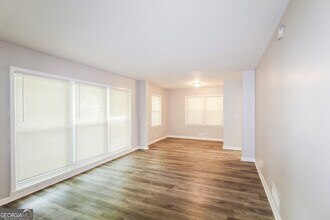 3717 Loren Dr in Decatur, GA - Foto de edificio - Building Photo