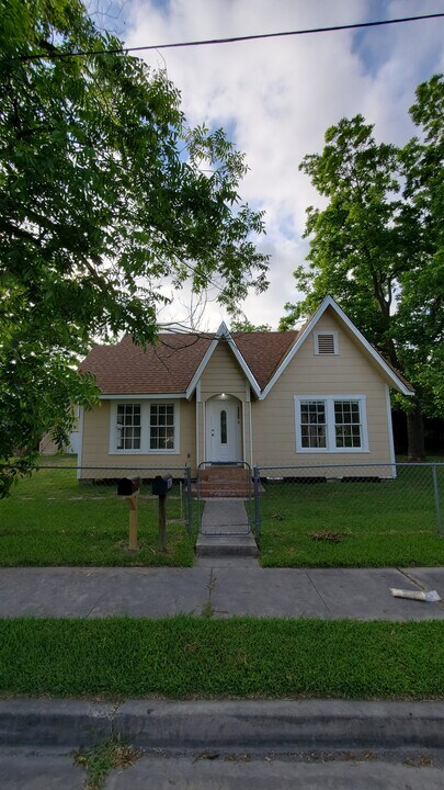 320 S Ashbel St, Unit GARAGE in Baytown, TX - Building Photo