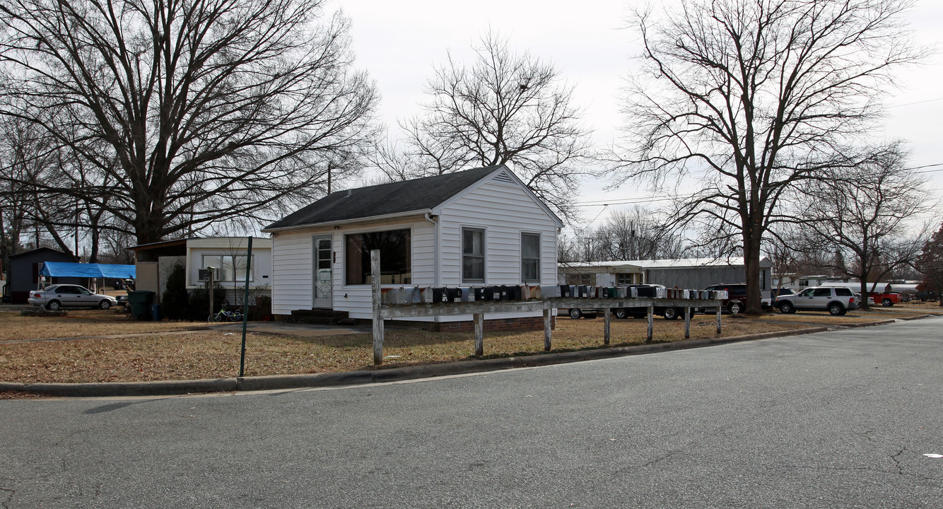 209 River St in Graham, NC - Foto de edificio