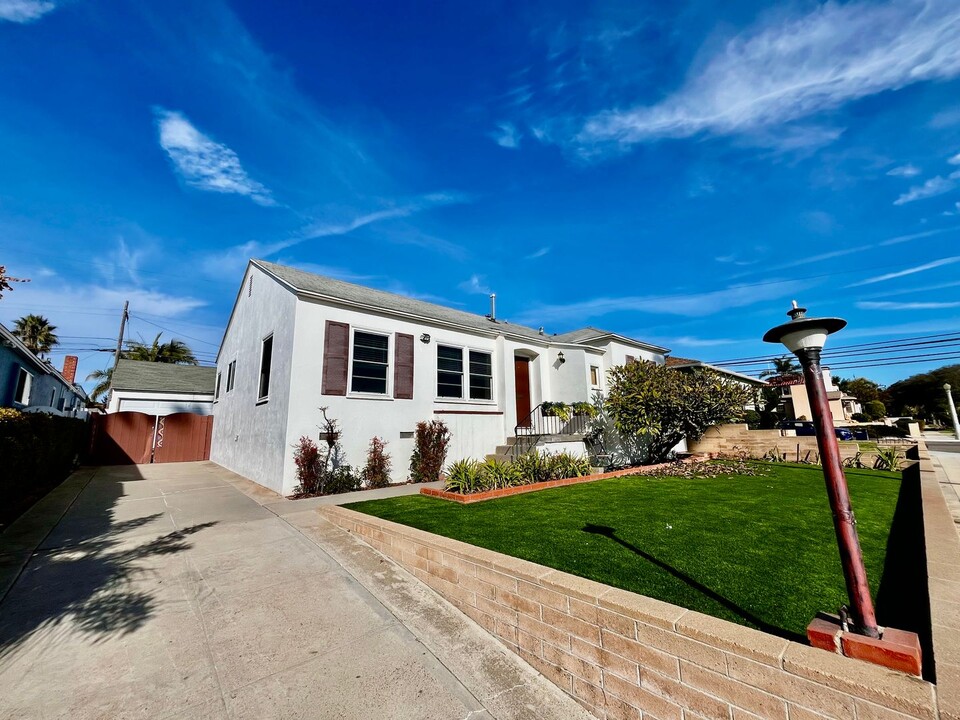 1268 Chalcedony St in San Diego, CA - Building Photo