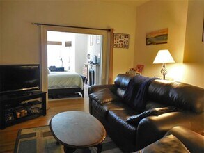 194 Central St, Unit 2 in Somerville, MA - Foto de edificio - Building Photo