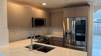 8480 NW 139th Ln in Miami Lakes, FL - Building Photo - Building Photo