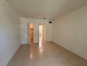 13890 SW 90th Ave in Miami, FL - Foto de edificio - Building Photo
