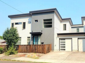 5462 SE 57th Ave in Portland, OR - Building Photo