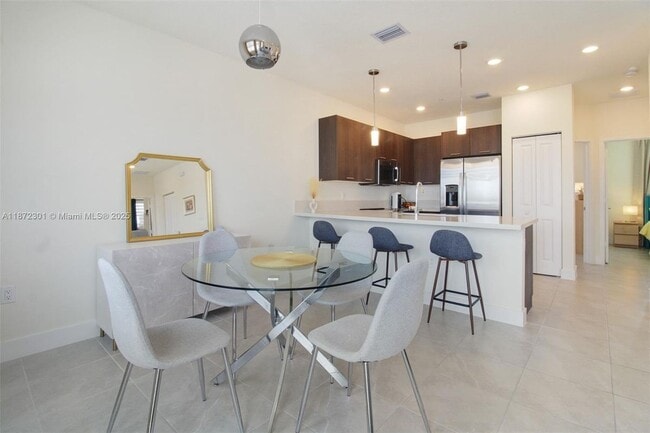 10300 NW 66th St in Doral, FL - Foto de edificio - Building Photo