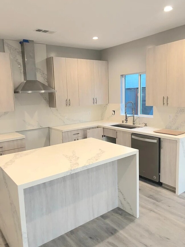 1348 Carmona Ave, Unit 1 in Los Angeles, CA - Building Photo - Building Photo