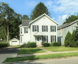 146 Meadville St, Unit Second Floor Apartment in Edinboro, PA - Building Photo
