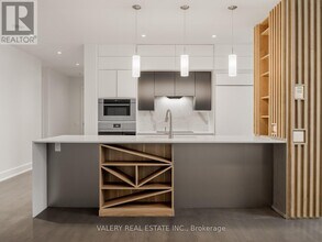 61 Yorkville Ave in Toronto, ON - Building Photo - Building Photo