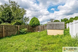 120 MacArthur Dr in Edison, NJ - Building Photo - Building Photo