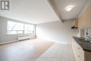 468 Ottawa St N in Hamilton, ON - Building Photo