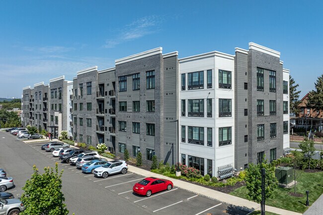 Grove Crossing in Bloomfield, NJ - Foto de edificio - Building Photo