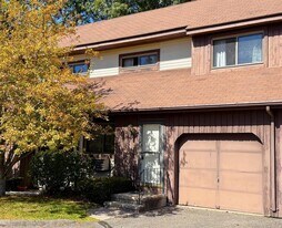 649 Middle Tpke E in Manchester, CT - Building Photo