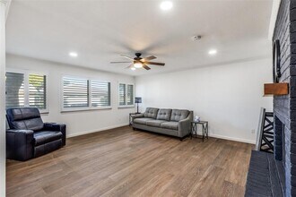 11127 Pinehurst Dr in Austin, TX - Foto de edificio - Building Photo