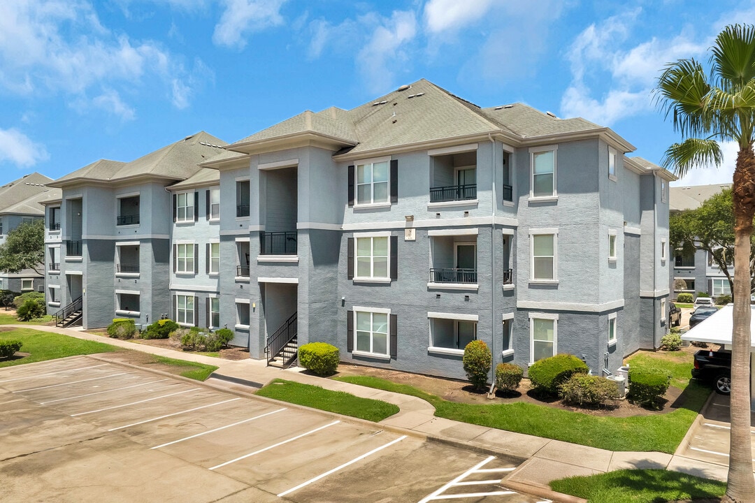 Mandalay At Shadow Lake in Houston, TX - Building Photo