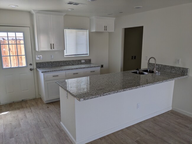 228 Lincoln Ave, Unit A in Bakersfield, CA - Foto de edificio - Building Photo