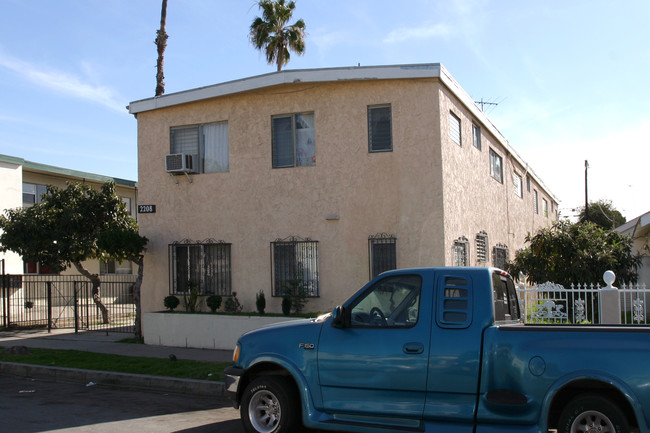 2208 E 15th St in Long Beach, CA - Building Photo - Building Photo