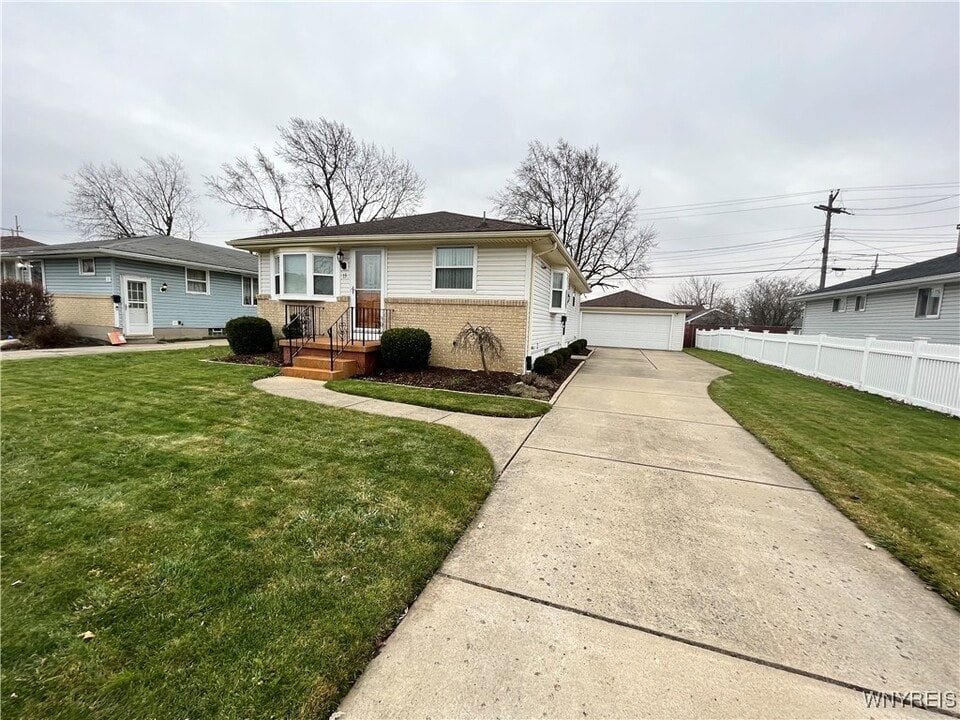 13 Satinwood Dr in Cheektowaga, NY - Building Photo
