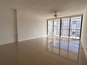 20500 W Country Club Dr in Miami, FL - Building Photo - Building Photo