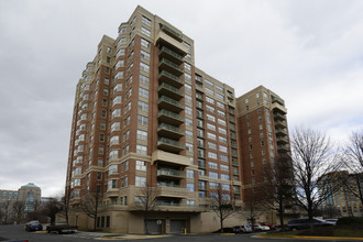 Stratford House in Reston, VA - Foto de edificio - Building Photo