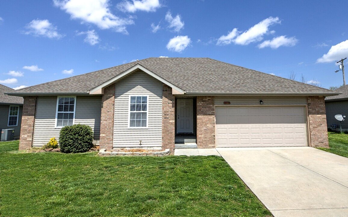 2437 E Willow St in Republic, MO - Building Photo