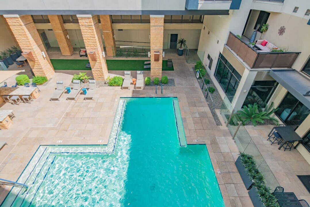 15501 N Dial Blvd in Scottsdale, AZ - Building Photo