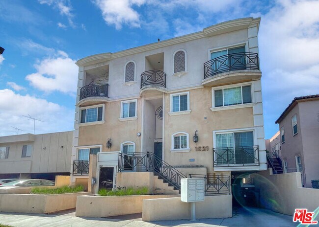 1521 S Hayworth Ave-Unit -102 in Los Angeles, CA - Building Photo - Building Photo