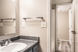 Pheasant Run Apartments in Lee's Summit, MO - Foto de edificio - Interior Photo