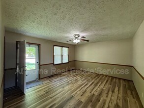 103 S Cottonwood Ave in Republic, MO - Building Photo - Building Photo