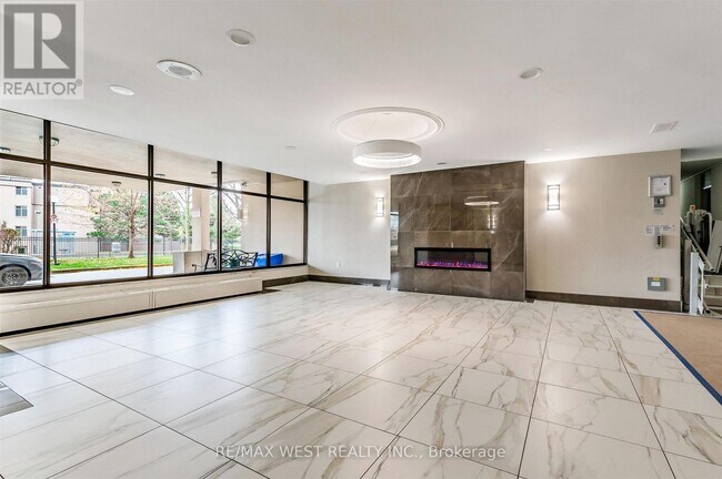 130 Neptune Dr in Toronto, ON - Building Photo - Building Photo