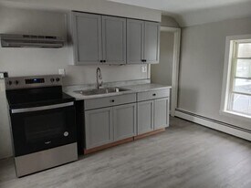 20 Warwick Neck Ave in Warwick, RI - Building Photo