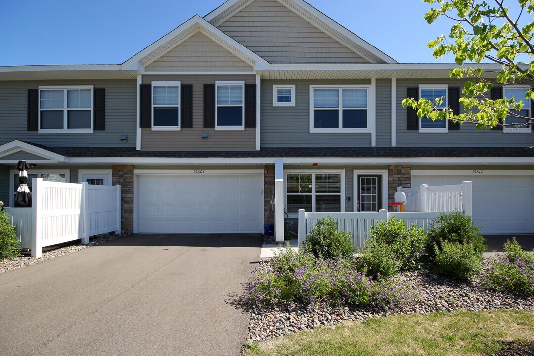 19505 Tamarack Point in Maple Grove, MN - Building Photo