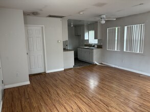 7351 Alabama Ave, Unit 7351 in Canoga Park, CA - Foto de edificio - Building Photo