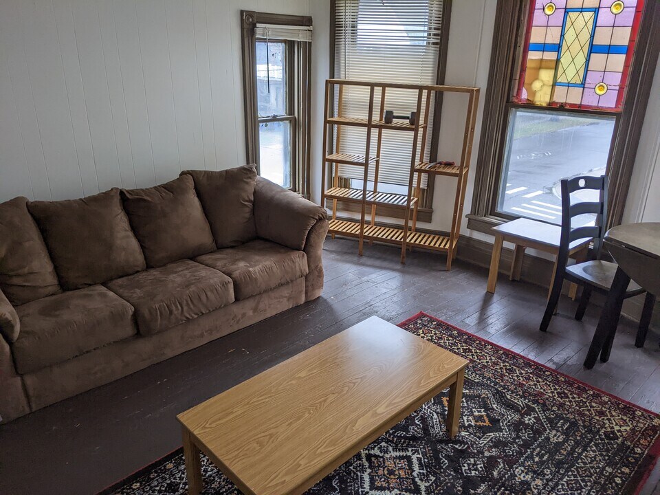 878 Prospect Ave, Unit Front Upper in Buffalo, NY - Foto de edificio