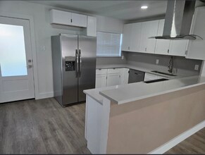 3950 Ambrose Cir in Dallas, TX - Building Photo - Building Photo