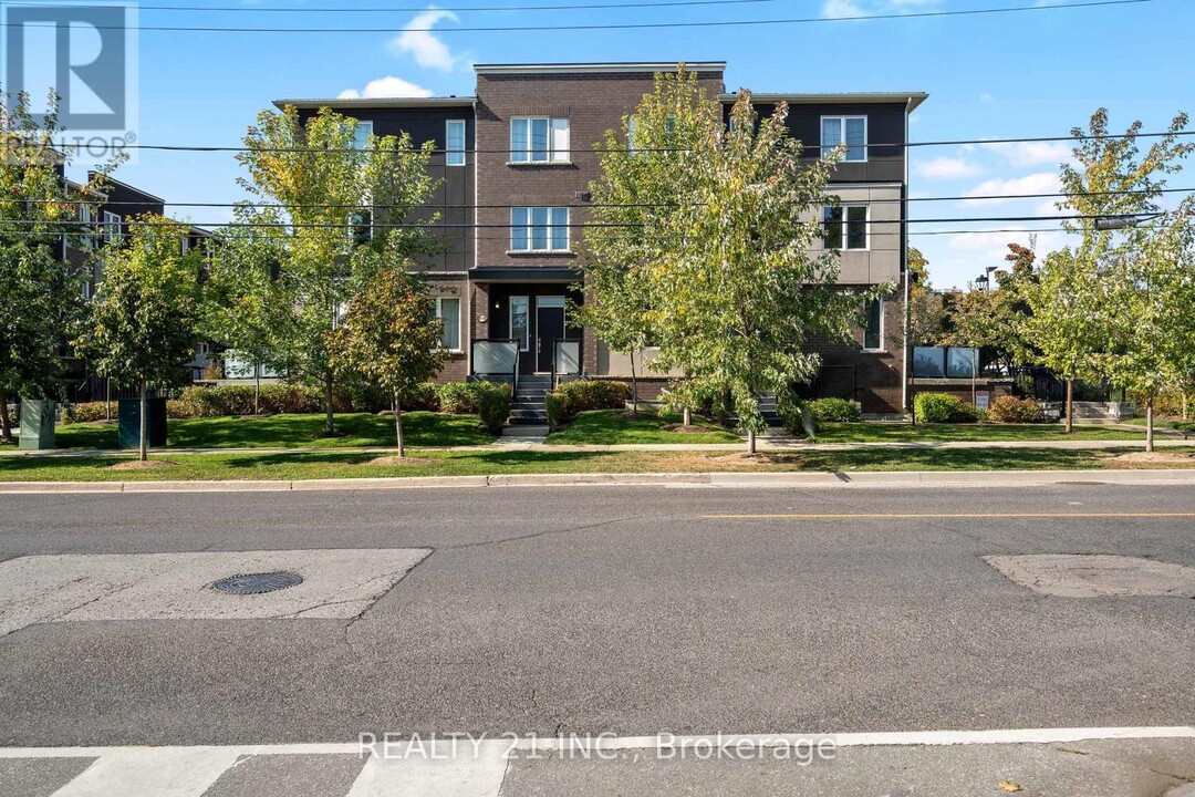 25-25 Heron Park Pl in Toronto, ON - Building Photo