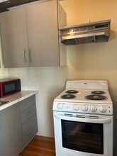 193 High St, Unit 2 in Reading, MA - Foto de edificio - Building Photo