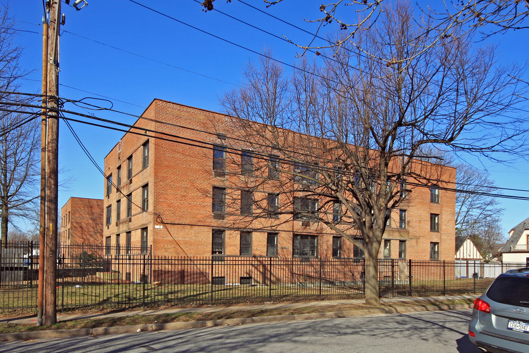 Twin Oaks Apartments in Hempstead, NY - Building Photo