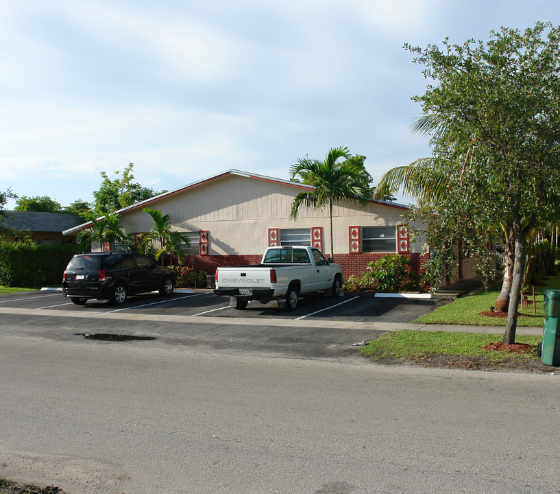 5832 NW 23rd St in Fort Lauderdale, FL - Building Photo