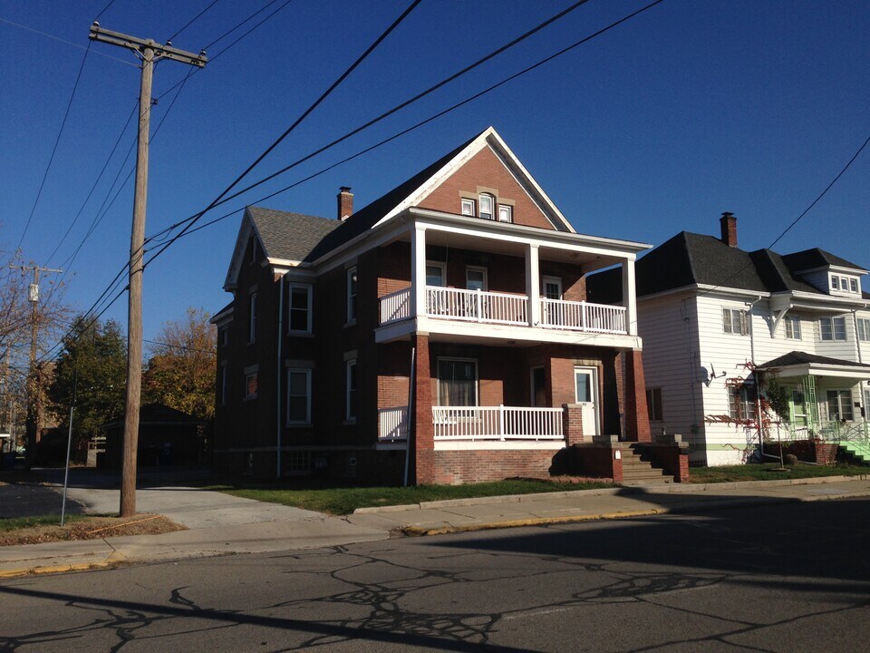 912 Pine St in Michigan City, IN - Building Photo