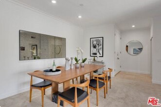 612 S Barrington Ave, Unit 416 in Los Angeles, CA - Foto de edificio - Building Photo