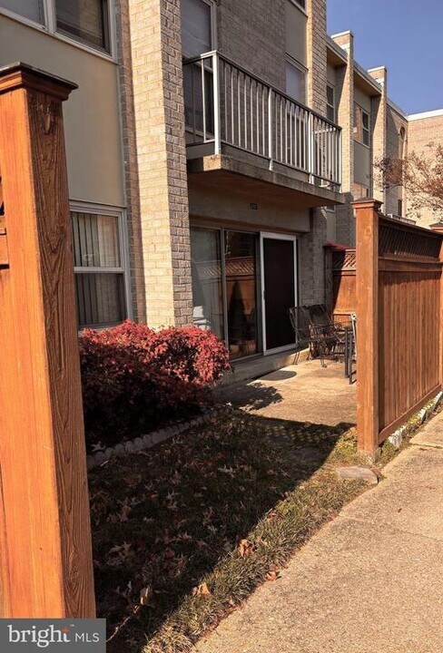 2 Canterbury Square in Alexandria, VA - Building Photo