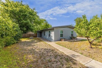 1009 Field St in San Marcos, TX - Foto de edificio - Building Photo