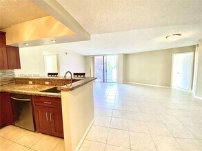 1300 NE Miami Gardens Dr in Miami, FL - Foto de edificio - Building Photo