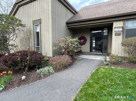 445 Heritage Vlg in Southbury, CT - Building Photo